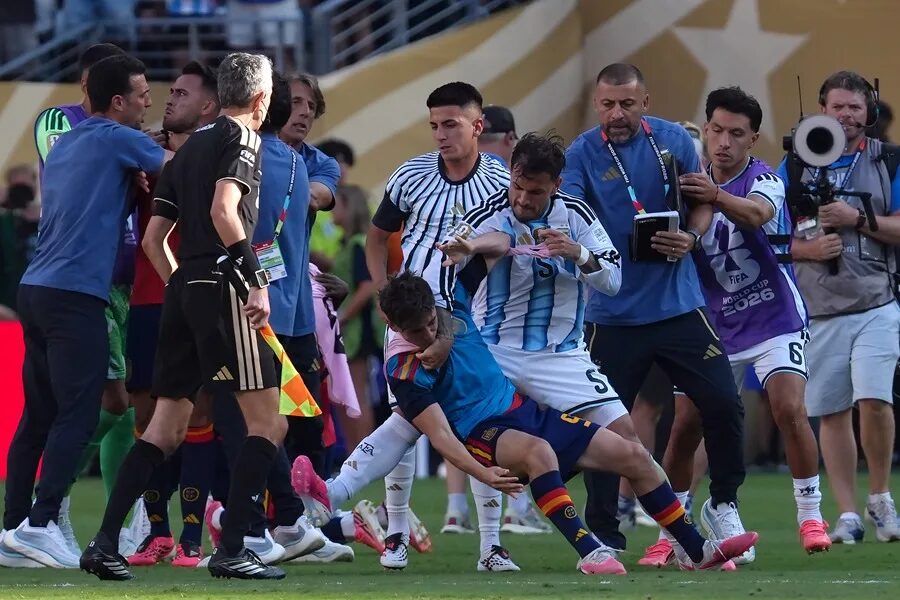 La FIFA investigará a Argentina tras los incidentes al final del partido