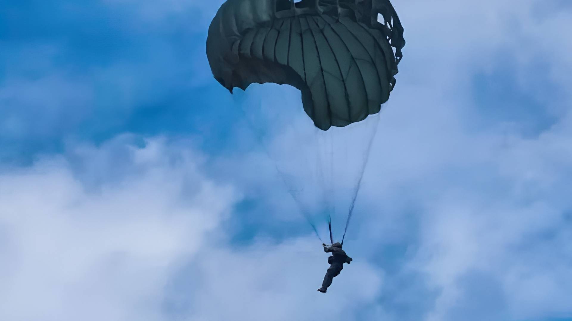 Investigan muerte de instructor de paracaidismo