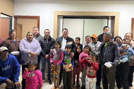 Fiscal General del Estado entrega vivienda a familia de un niño con malformación