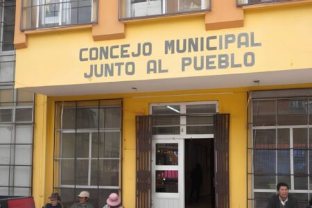 Concejo de El Alto ayuda a los lustracalzados y limpia espacio público