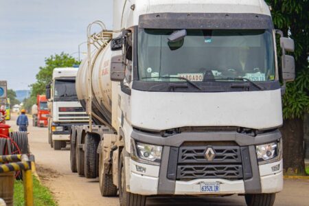 Transportistas enfrentan dólar elevado, multas de contenedores y escasez de diésel