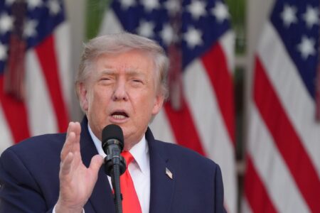 Trump acusa a Irán de una violación «insensata» de la tregua por el ataque a un buque en Ormuz