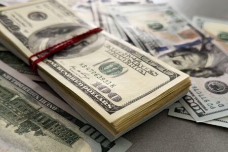 Gobierno prevé que el dólar baje en las próximas semanas y confirma devolución de ahorros desde el 15 de julio
