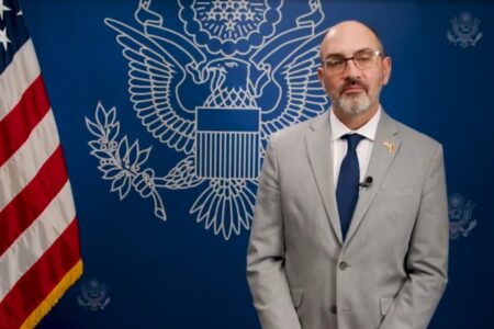Engargado de Negocios de la Embajada de Estados Unidos: «Aplaudimos al presidente Paz por haber resuelto el conflicto social a través del diálogo y no con la violencia»