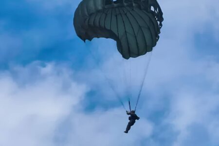 Investigan muerte de instructor de paracaidismo