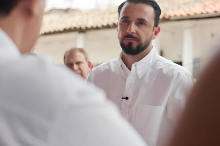 Gobernador Velasco desafía a Paz a empezar el 50/50 y Ministro responde